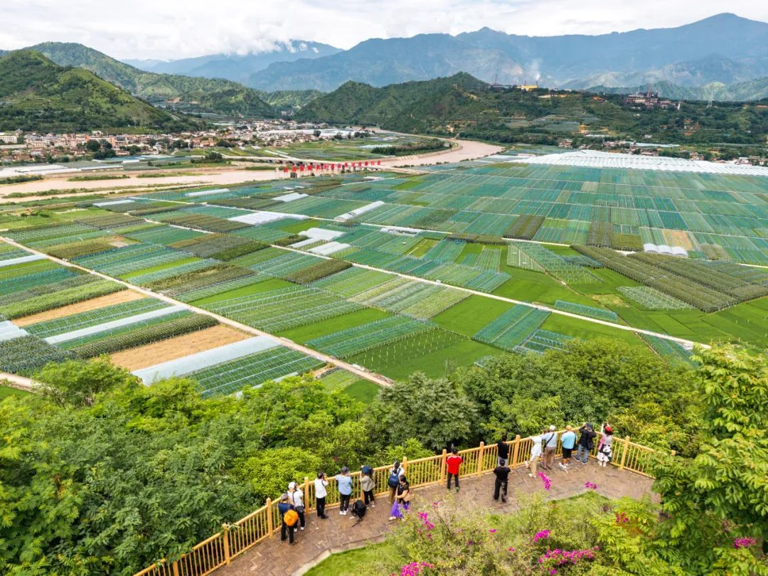 四川省文联“艺企同行”——走进大三线 助力精神共富摄影采风创作活动在攀枝花开展